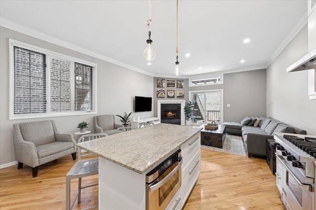 2338 N OAKLEY Avenue, Chicago, IL 60647