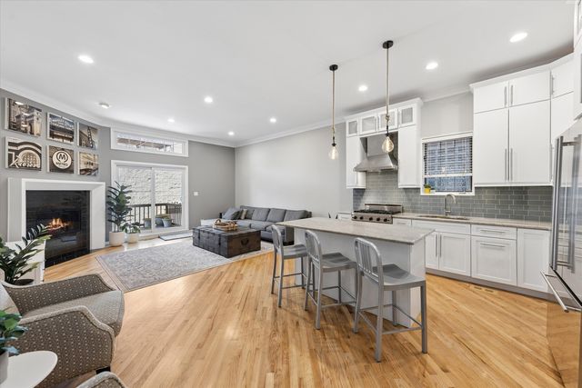 2338 N OAKLEY Avenue, Chicago, IL 60647