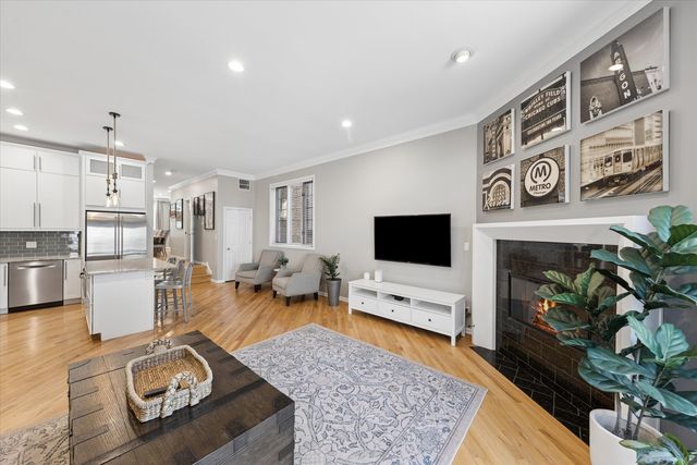 2338 N OAKLEY Avenue, Chicago, IL 60647