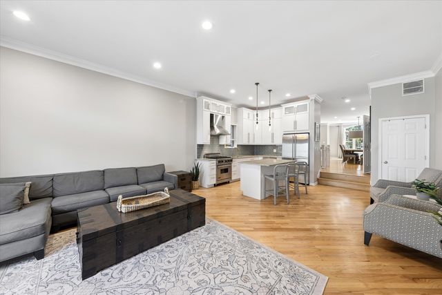 2338 N OAKLEY Avenue, Chicago, IL 60647