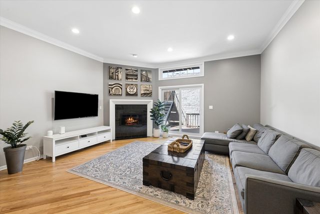 2338 N OAKLEY Avenue, Chicago, IL 60647