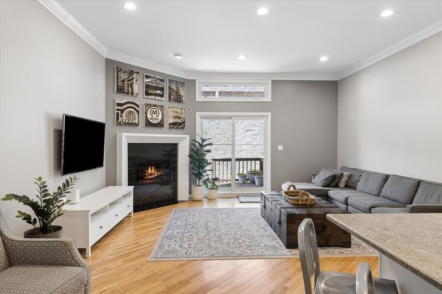 2338 N OAKLEY Avenue, Chicago, IL 60647