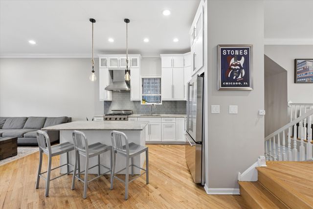 2338 N OAKLEY Avenue, Chicago, IL 60647