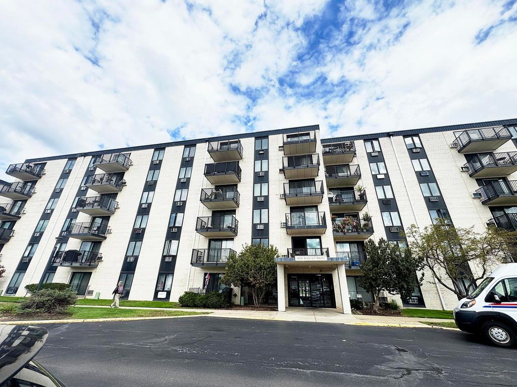 9098 W Terrace Drive 4-K, Niles, IL 60714