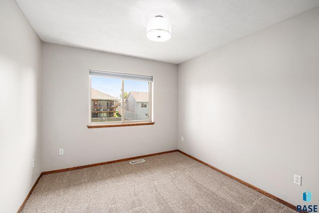 2212 S Macey Ave, Sioux Falls, SD 57106