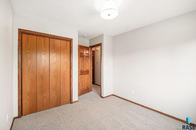 2212 S Macey Ave, Sioux Falls, SD 57106