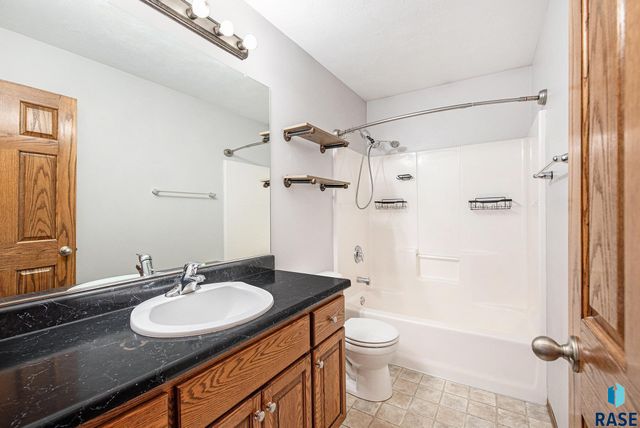 2212 S Macey Ave, Sioux Falls, SD 57106