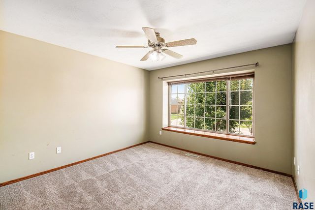 2212 S Macey Ave, Sioux Falls, SD 57106