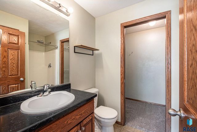 2212 S Macey Ave, Sioux Falls, SD 57106
