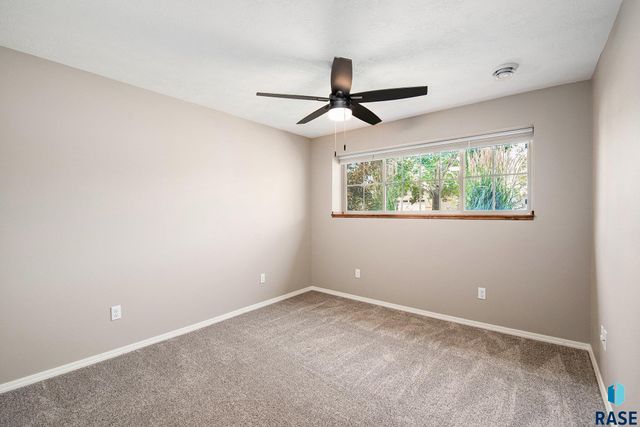 2212 S Macey Ave, Sioux Falls, SD 57106