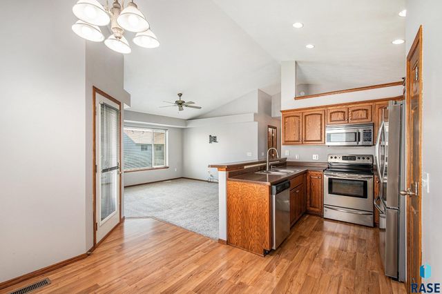 2212 S Macey Ave, Sioux Falls, SD 57106