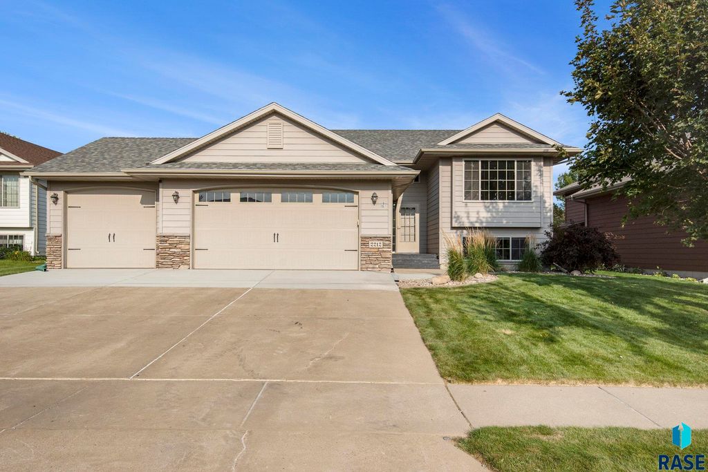 2212 S Macey Ave, Sioux Falls, SD 57106