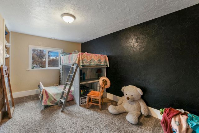 409 1st St E, Hansen, ID 83334