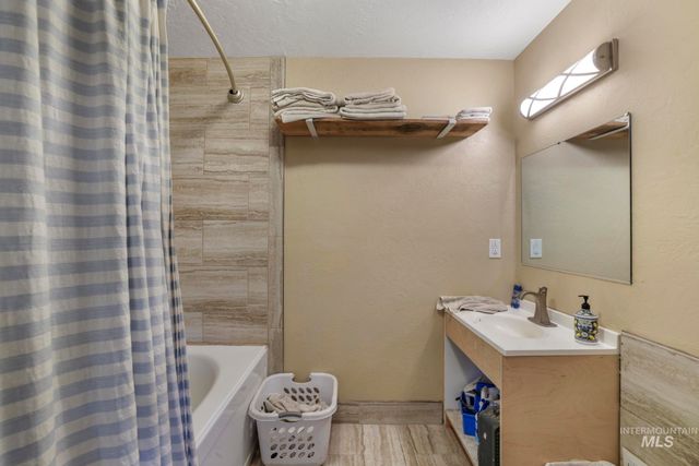 409 1st St E, Hansen, ID 83334