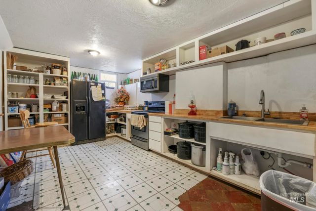 409 1st St E, Hansen, ID 83334