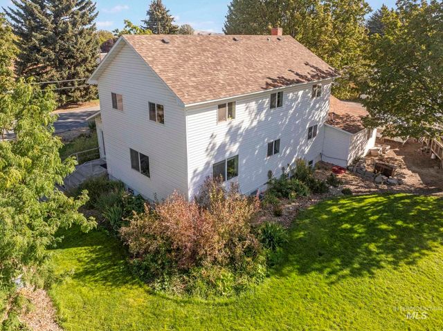 409 1st St E, Hansen, ID 83334