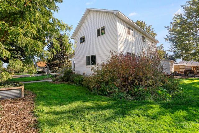 409 1st St E, Hansen, ID 83334