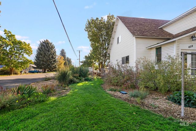 409 1st St E, Hansen, ID 83334