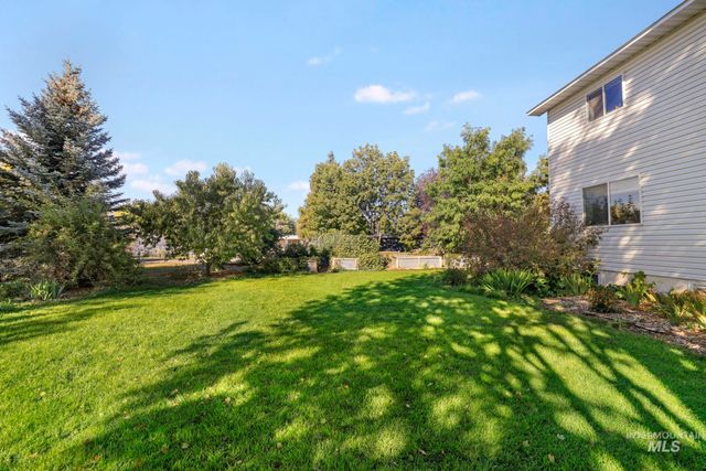 409 1st St E, Hansen, ID 83334