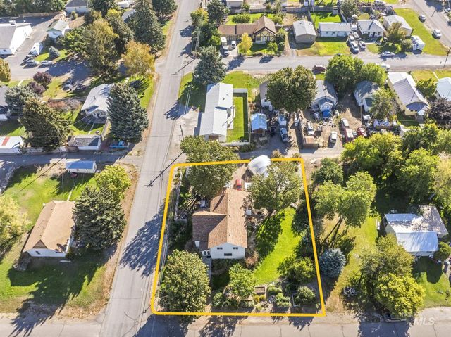 409 1st St E, Hansen, ID 83334