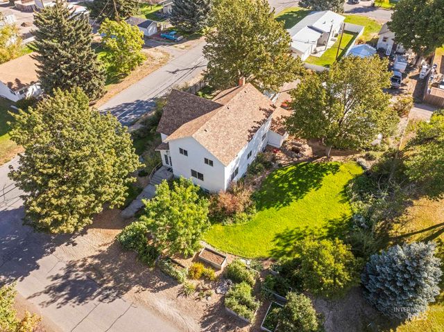 409 1st St E, Hansen, ID 83334