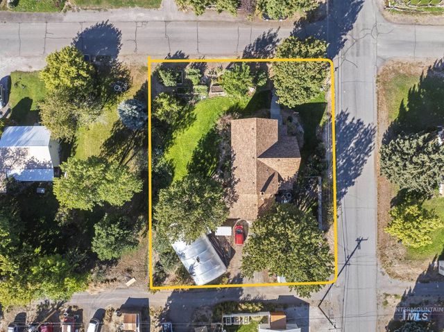 409 1st St E, Hansen, ID 83334