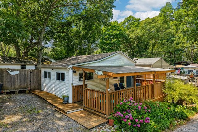 15 Whalers Path, Baiting Hollow, NY 11933
