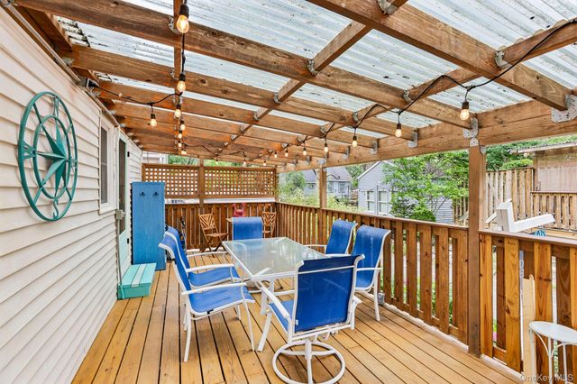 15 Whalers Path, Baiting Hollow, NY 11933