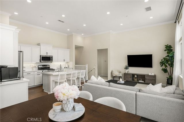 208 Rose Arch, Irvine, CA 92620