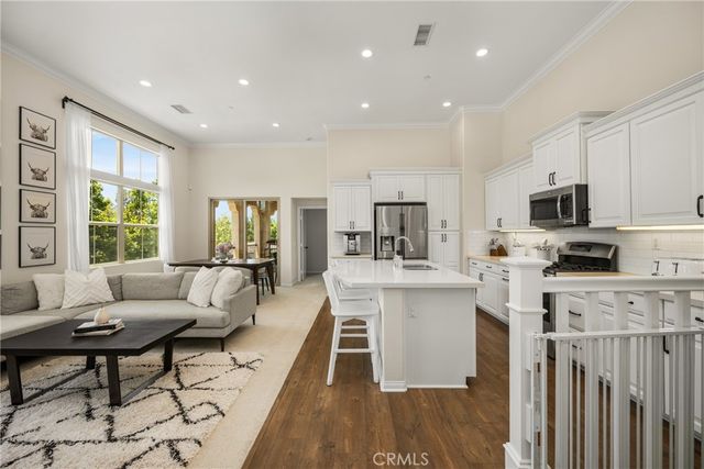 208 Rose Arch, Irvine, CA 92620