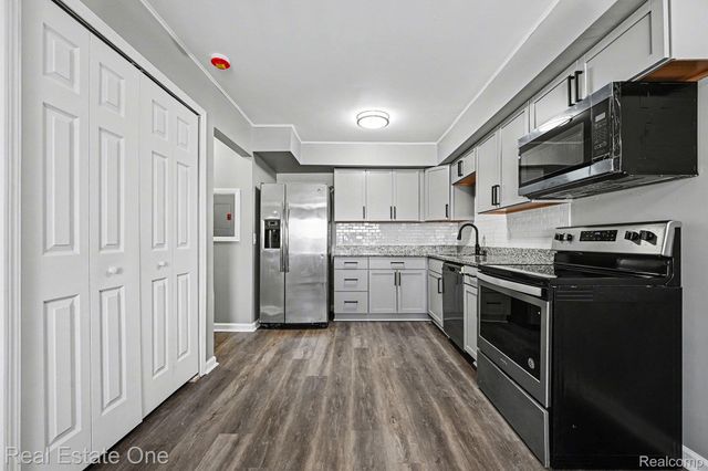 150 LADD Road, Walled Lake, MI 48390