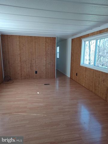 130 TREATWATER DR, Falling Waters, WV 25419