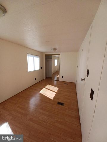 130 TREATWATER DR, Falling Waters, WV 25419