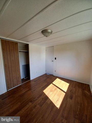 130 TREATWATER DR, Falling Waters, WV 25419