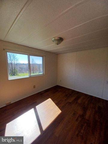 130 TREATWATER DR, Falling Waters, WV 25419