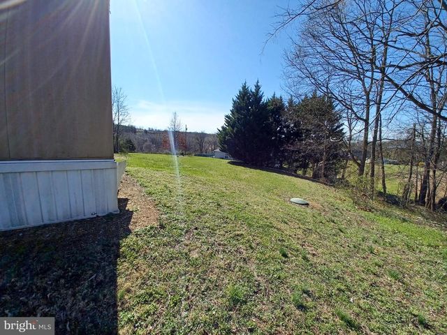 130 TREATWATER DR, Falling Waters, WV 25419