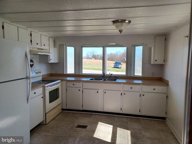 130 TREATWATER DR, Falling Waters, WV 25419