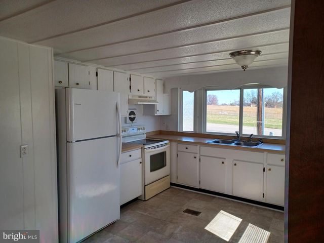 130 TREATWATER DR, Falling Waters, WV 25419