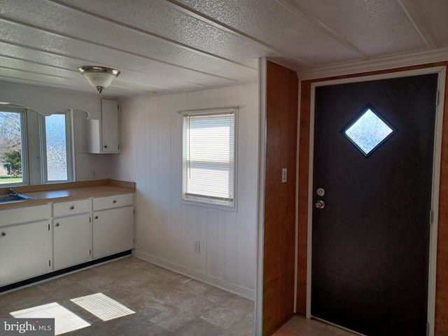 130 TREATWATER DR, Falling Waters, WV 25419