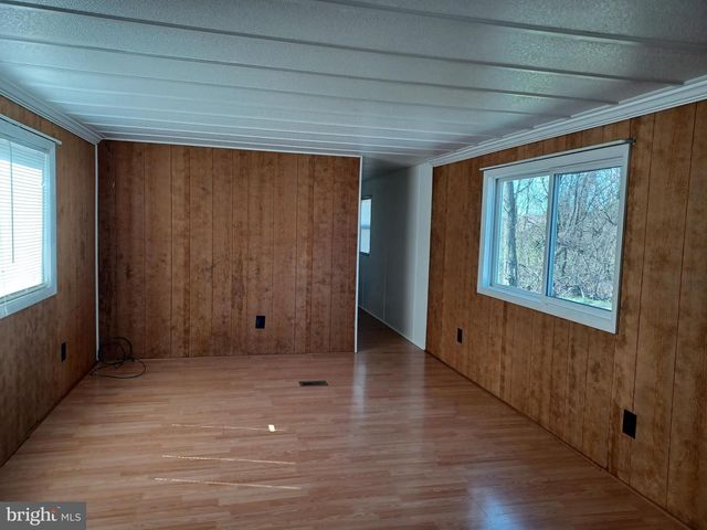 130 TREATWATER DR, Falling Waters, WV 25419