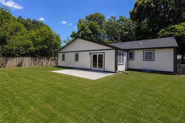 825 S Weaver Street, Olathe, KS 66061