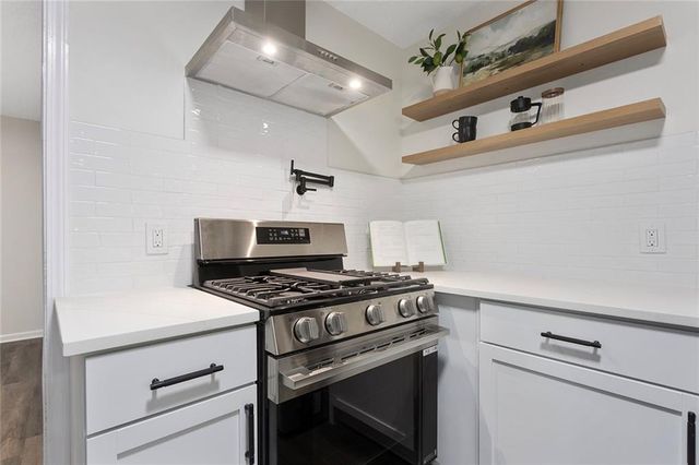 825 S Weaver Street, Olathe, KS 66061