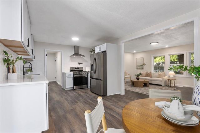 825 S Weaver Street, Olathe, KS 66061