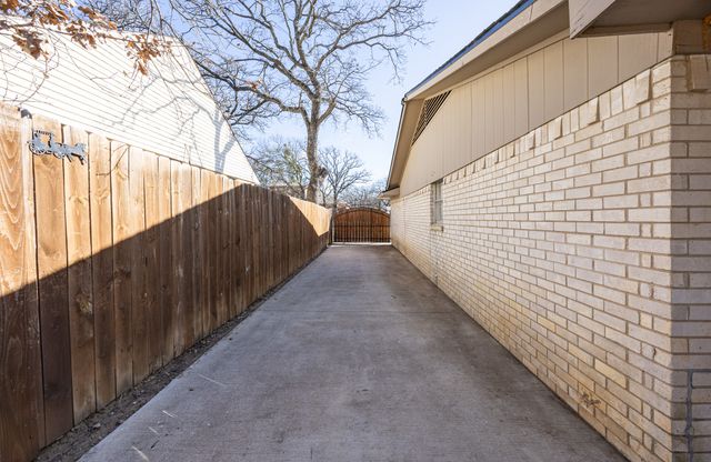 6704 Trailwood Drive, Forest Hill, TX 76140