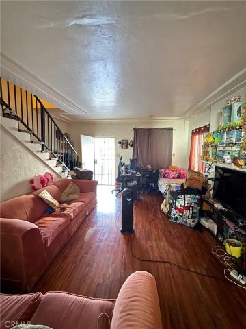 6117 S Hoover, Los Angeles, CA 90044