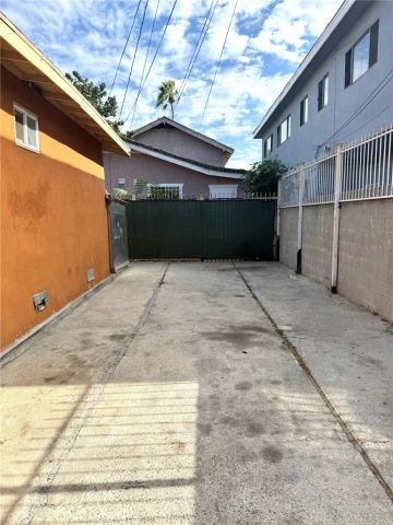 6117 S Hoover, Los Angeles, CA 90044