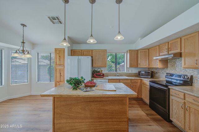 2233 E RAWHIDE Street, Gilbert, AZ 85296