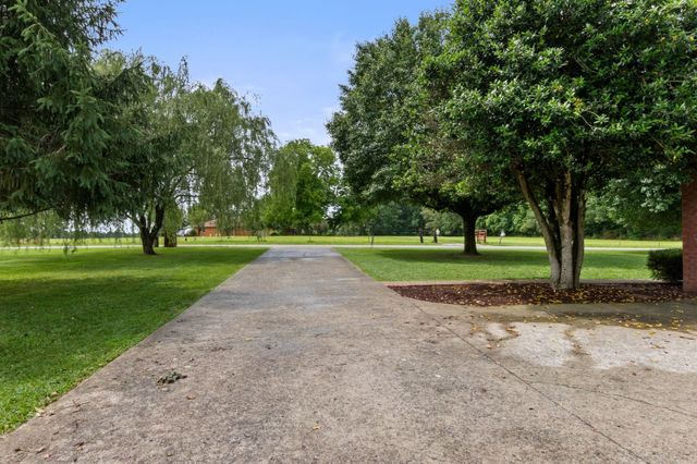 621 Brandon Rd, Manchester, TN 37355