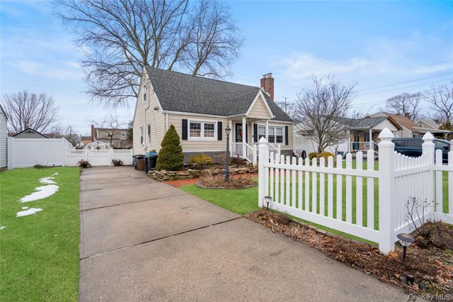 36 Lakewood Avenue, Ronkonkoma, NY 11779