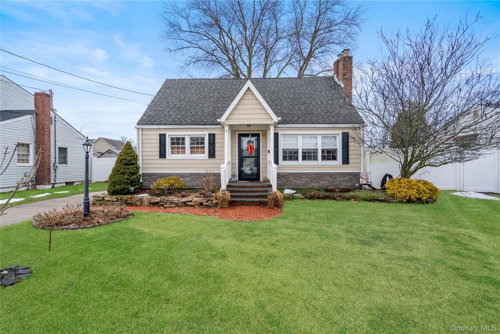 36 Lakewood Avenue, Ronkonkoma, NY 11779